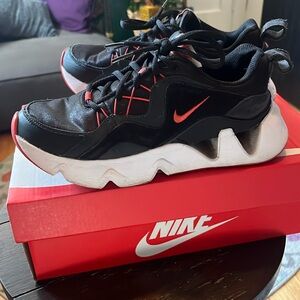Wmns Nike Ryz 365 Black/Red/White Sz 7